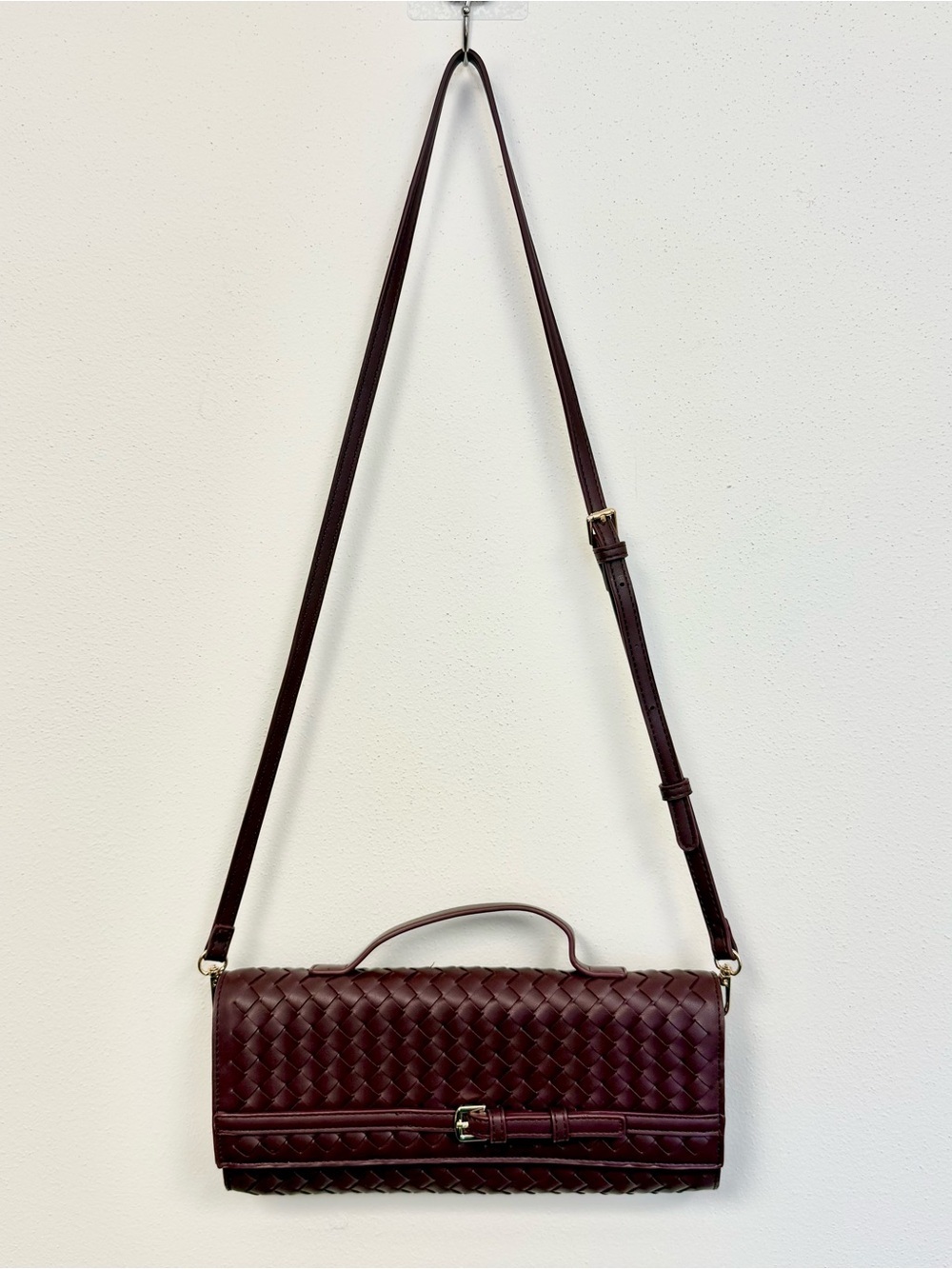 Urban Expressions Women's Woven Convertible Clutch/Crossbody Bag in Burgundy